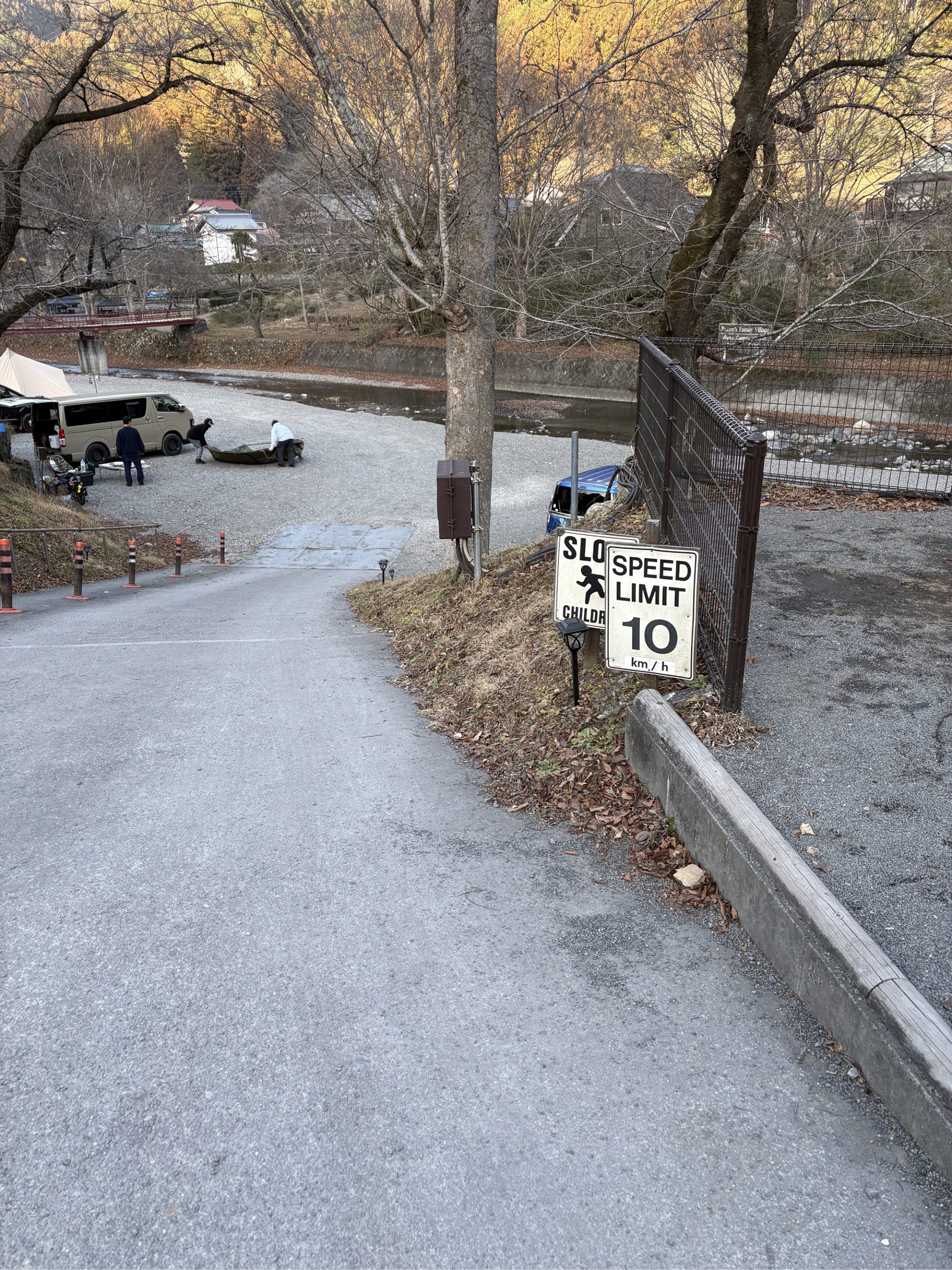 ケニーズ ファミリー ビレッジ 河原サイト 坂 上から