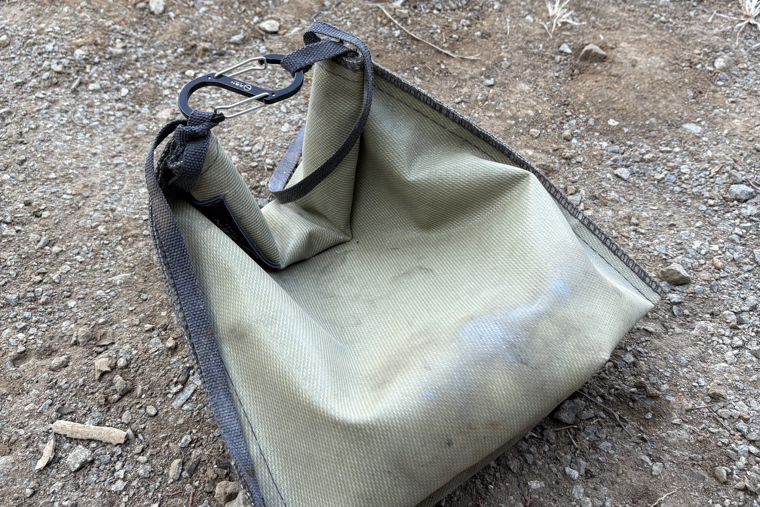 キャンプの炭処理 | 火消し壺とアッシュキャリー（火消し袋）を比較