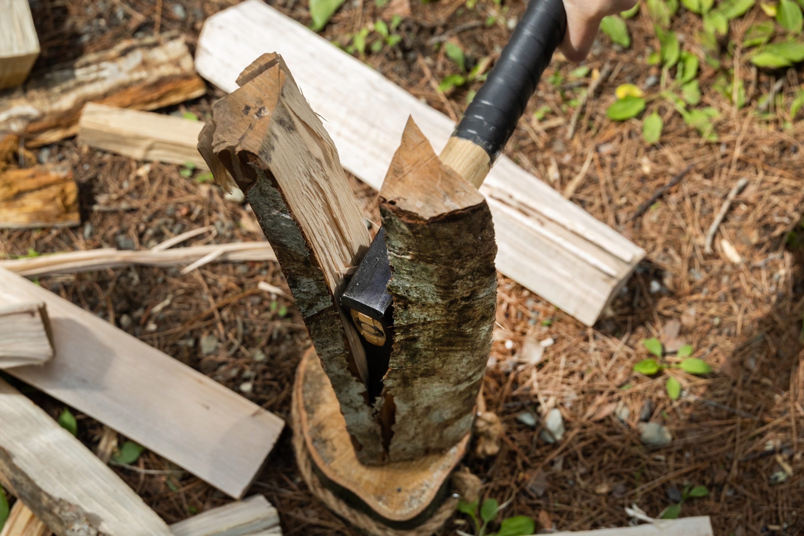 薪割り道具を試してわかったこと | ナイフ・キンドリングクラッカー・楔を比較