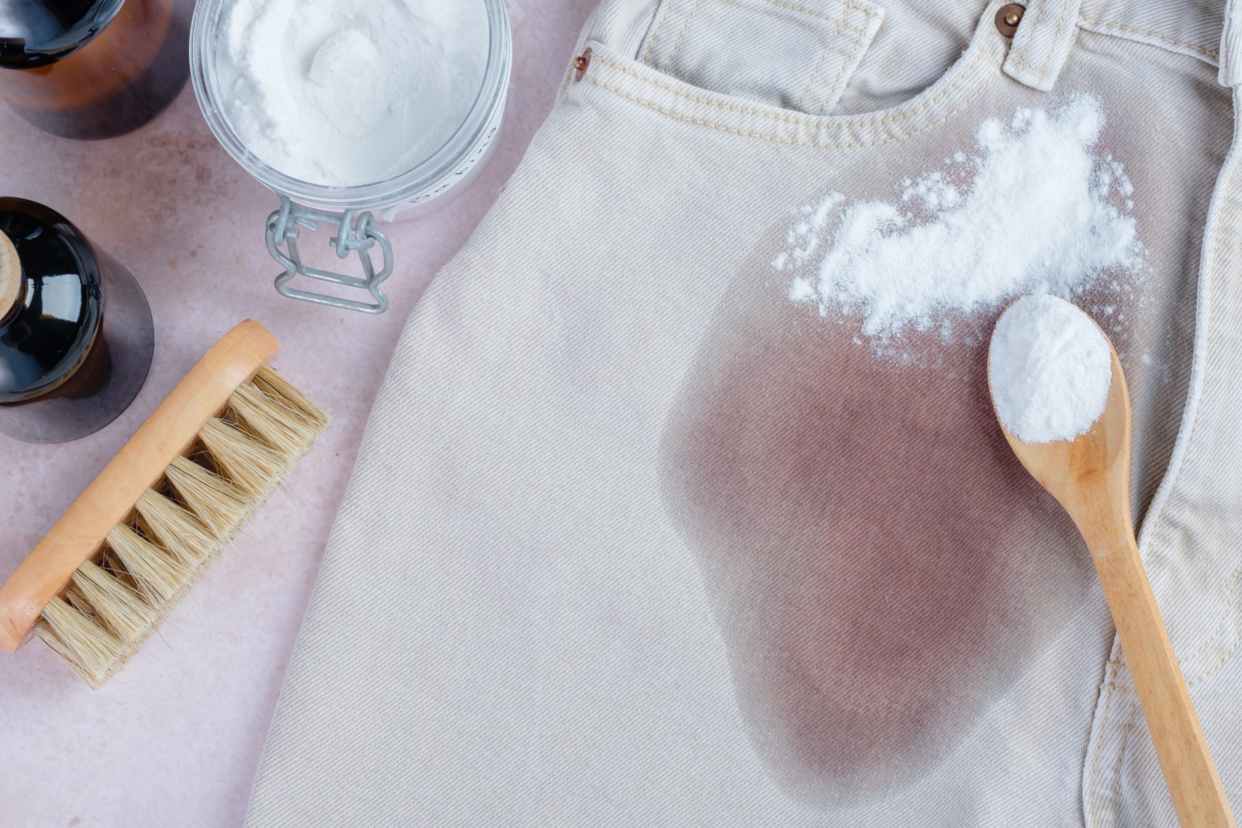 キャンプで服に赤ワインをこぼした！お気に入りの服やテントを救う「現場の応急処置」