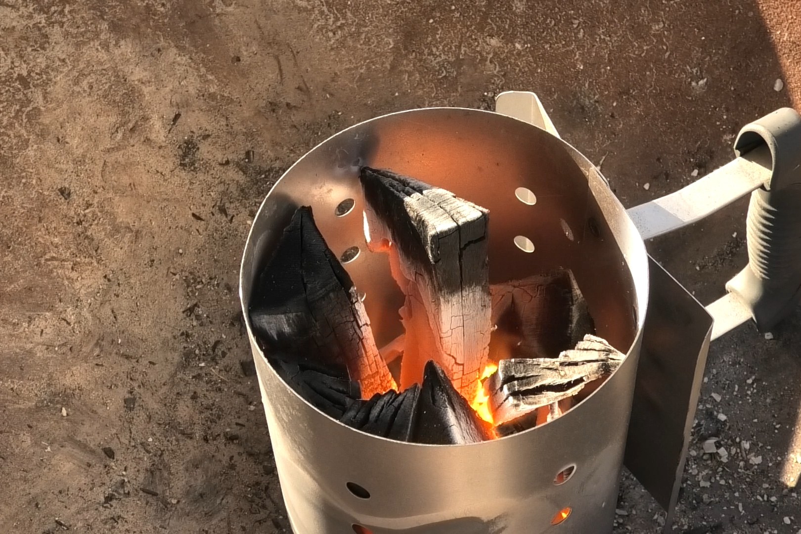 炭に火をつける火起こし器